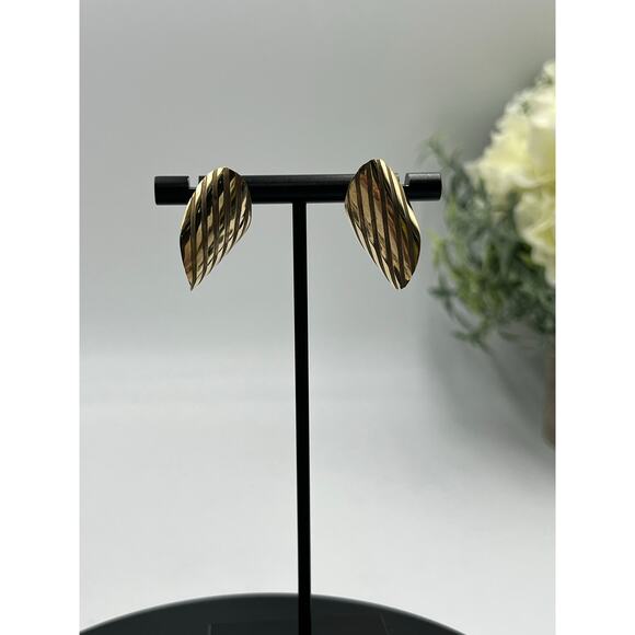 Vintage 14K Signed Yellow Gold Leaf Ribbed Curved Textured Organic Earrings - Picture 11 of 15